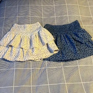 2 styckna mönster kjolar från zara💗 - Säljer dess kjolar från zara, båda är i storlek 140 men passar mig bra som har 152💕har inte hittat några defekter eller skador på dem alls. Nypris 399:- styck , jag säljer båda för 450 kr + frakt. Ifall  ni bara vill köpa en skriv prisförslag 😊