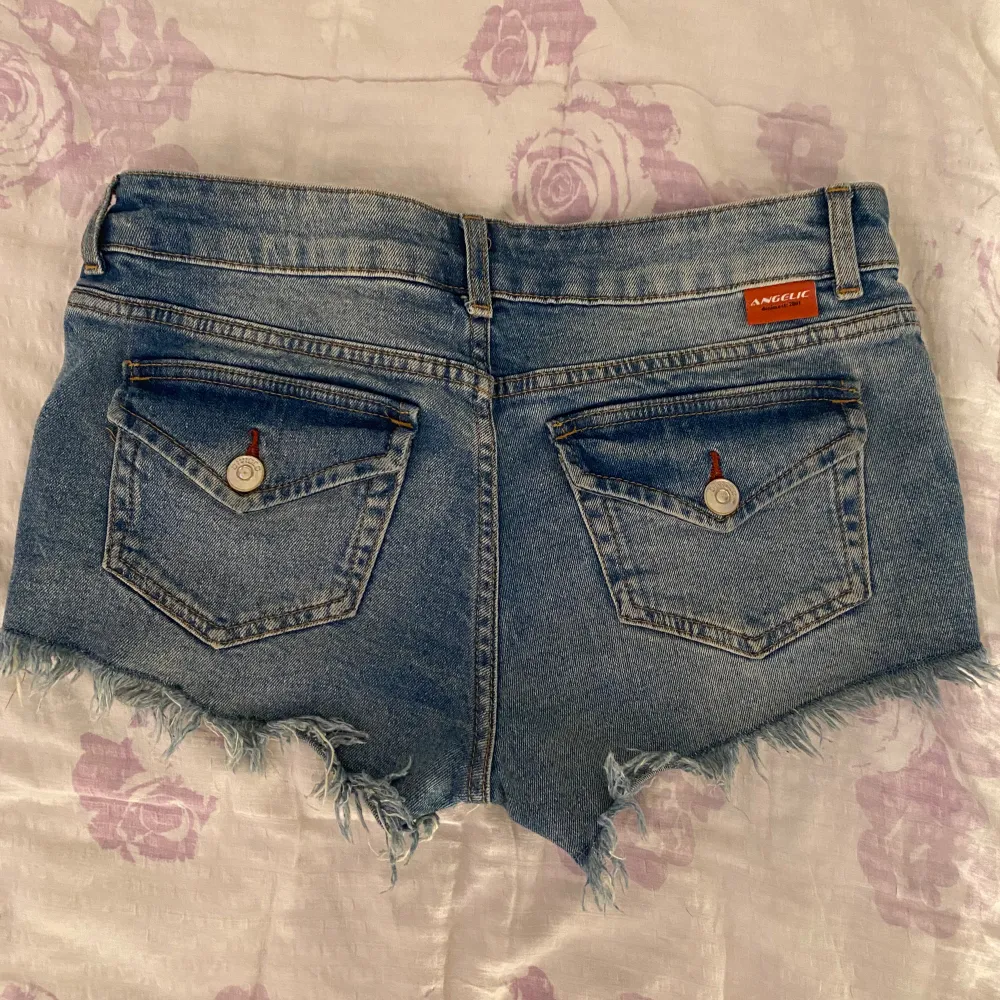 Low waist jeansshorts från Hm jättebra skick! Andra bilden är lånad från hon jag köpte dom av💗. Shorts.