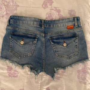 Low waist jeansshorts - Low waist jeansshorts från Hm jättebra skick! Andra bilden är lånad från hon jag köpte dom av💗