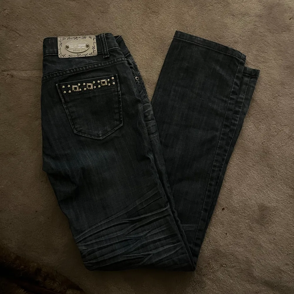 💗Säljer mina superfina lågmidjade jeans då dem inte kommer till användning längre, har fina detaljer bak och inga slitningar💗ps: Dem är mindre i storleken. Jeans & Byxor.