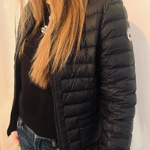 jott jacka 💕💕 - säljer en super trendig jott jacka, super fin inför våren!! storlek s, nypris är 2200kr! den har en liten defekt på armen, som knappt syns. där av priset 💕💕