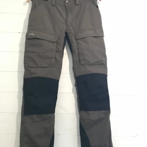 Lundhags Vandringsbyxor Junior - Storlek 146/152 (junior) Mycket bra skick, använda ca 5 dagar Färg: Skogsgrön & svart