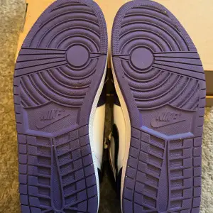 Jordan 1 Retro high court purple white   Välskötta skor i storlek säljes pga köpte för liten storlek. Orginallåda finns ej kvar pga julpysslande småsyskon  Eur 45 US 11 UK 10 