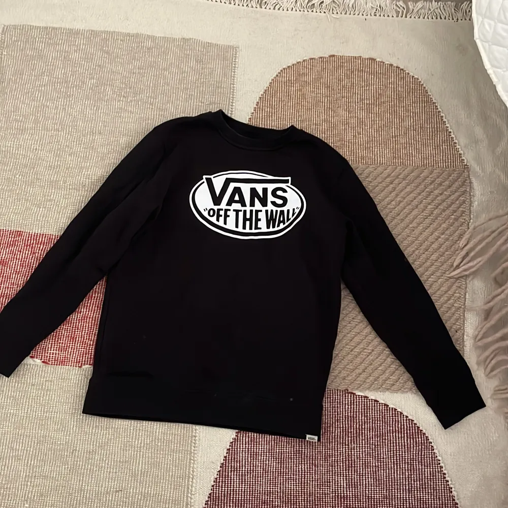 Collegetröja från Vans i väldigt bra skick. Tröjan köpes på barnavdelningen i storlek L men passar vuxna i storlek Xs/S. Inköpspris ca 600 kr. Priset kan diskuteras.:). Hoodies.