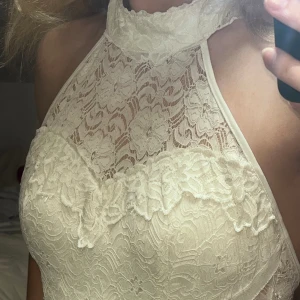 Vit klänning med spets  - Helt oanvänd vit (studentklänning! ) Tjockt och tungt material med detaljerad spets och hjärtformat bröst. Öppen rygg och inbyggd BH!💕