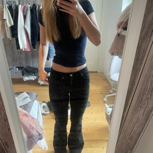 Svarta jeans från mango  - Säljer dessa svarta boot cut jeans från mango💘de är i bra i bra skick. Säljer pga de kommer inte till andvändning längre 