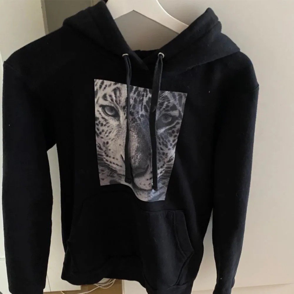 Säljer min fina hoodie från the cool elephant som inte har kommit till användning! Nypris:599kr mitt pris: 200kr🩷. Hoodies.