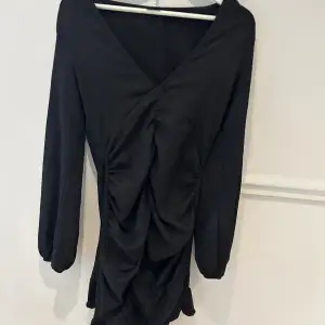 svart snygg klänning från gina tricot