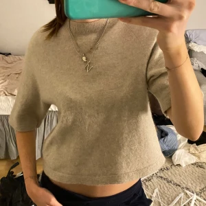 Stickat  - Stickad tröja från & other stories i strl S🥰