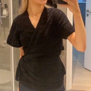 Topp - Jättesöt stickad topp ifrån & other stories. Sitter ett band i midjan som gör att man får en fin form och dessutom kan man ha den lite som man vill. Den är i storlek s men skulle säga att den skulle passa någon med en storlek större och mindre❤️