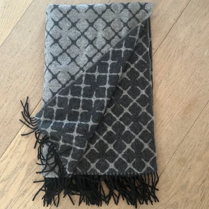 Halsduk By Malene Birger  - Halsduk från by MB original mönster grå/grå!  Använd men i fint skick!!