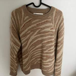 Tiger/djurmönstrad stickad tröja från Only. Använd en gång. Köpt för 500 kr. Pris kan diskuteras, tyck inte på köp direkt💗