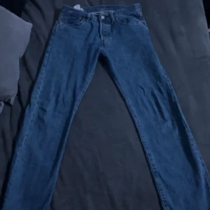 501 Levi’s - Säljer dessa 501 för att dom inte passar har bara haft dom 6 gånger helt fläck fria och är i ett bra skick, Pris kan diskuteras vid snabb affär skriv vid intresse 