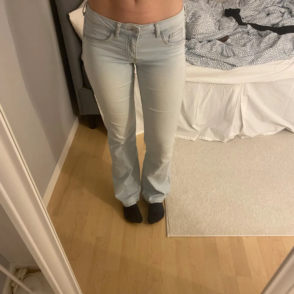 Lowwaist bootcut jeans från hm i en ljus blå färg! Superfina och bra skick!💙. Jeans & Byxor.