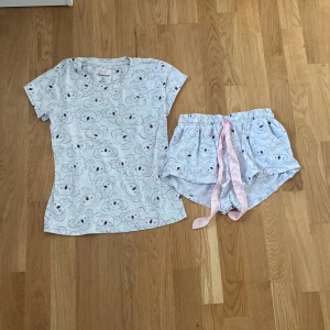 Pyjamas - Ett gulligt pyjamas sätt perfekt för hemmakvällar 💕 Använda därför till billigt pris 🫶