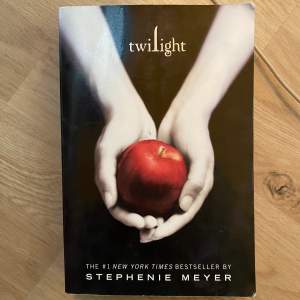 Näst intill perfekt skick Twilight exemplar på engelska! Första boken av fyra i Twilight bokserien. Har för mycket böcker i bokhyllan så måste börja rensa lite🫶🏼 