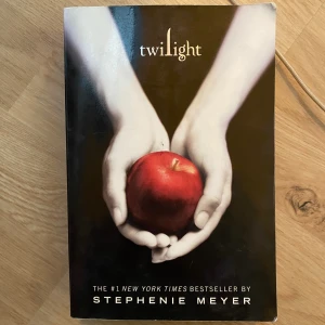 Twilight på Engelska - Näst intill perfekt skick Twilight exemplar på engelska! Första boken av fyra i Twilight bokserien. Har för mycket böcker i bokhyllan så måste börja rensa lite🫶🏼 