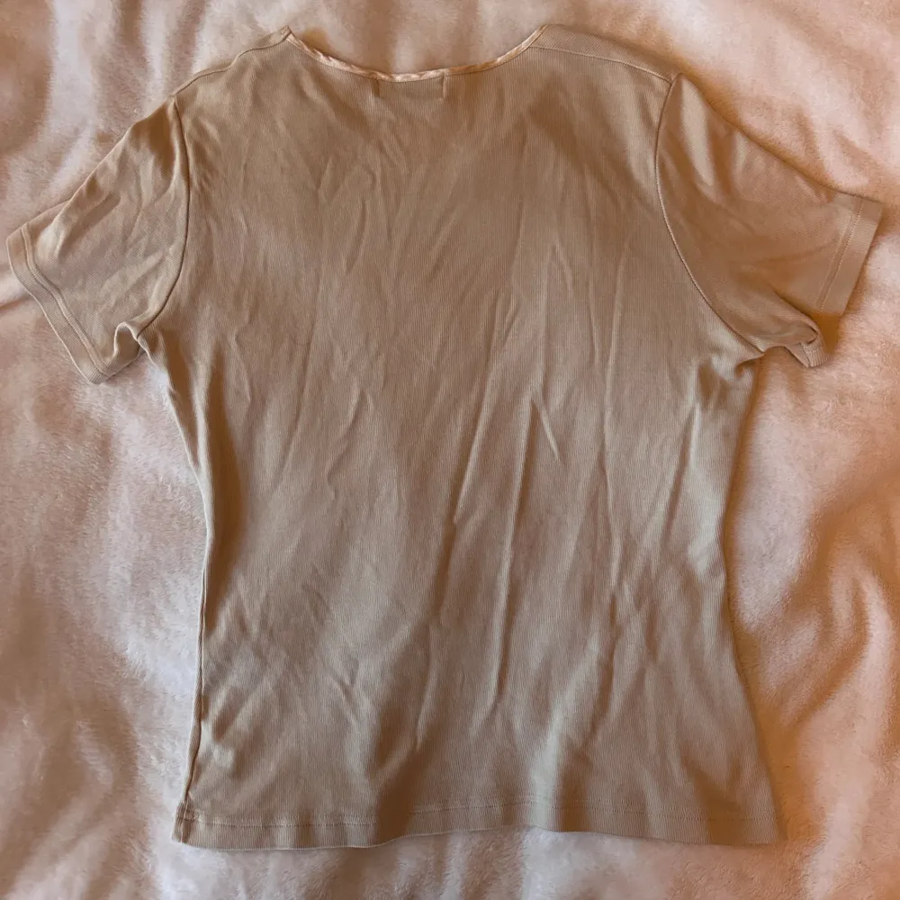 Kortärmad beige topp    💛 Längd: ~56cm, Axlar: ~43cm 💛. T-shirts.