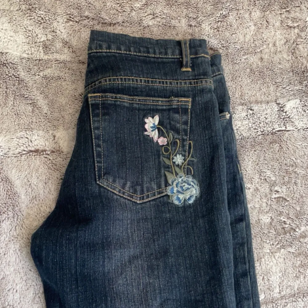 Sjukt snygga jeans som är för långa för mig (de är uppvikta på bilderna). Midjemått: 36 rakt över, innerbenslängd: 81. Köptes för 600❤️. Jeans & Byxor.