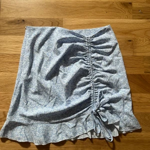 Kort kjol - Ljusblå kort sommarkjol i fint skick. Dragkedja i kanten. Strl xs/34❣️