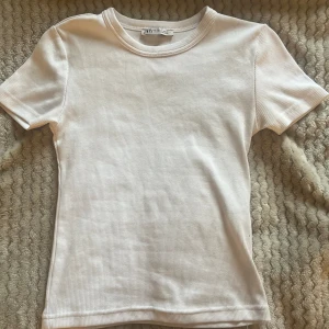 Vit ribbad topp - En vit ribbad topp ifrån Zara💓Säljer på grund av att den inte kommer till användning!!💓