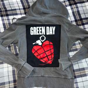 grå green day tröja med dragkedja upp till luvan tryck av american idiot på baksidan