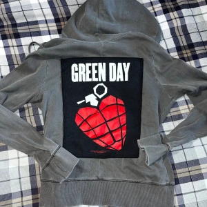 green day hoodie - grå green day tröja med dragkedja upp till luvan tryck av american idiot på baksidan