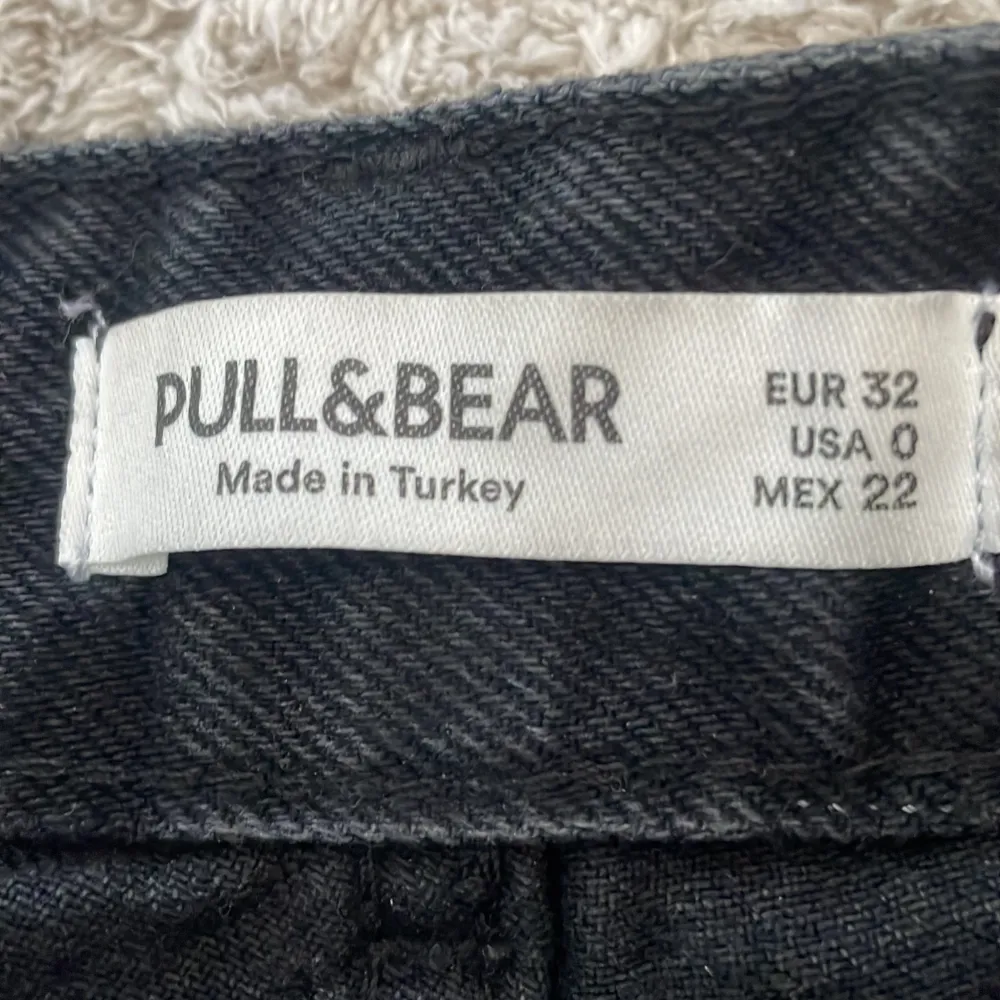 Svarta jeans från pull&bear som är midwaist och wide leg. Nyskick. Jättefina och bekväma, passar till allt! Nypris 399kr. Gåva vid köp🛍. Jeans & Byxor.