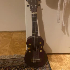 Ukelele - Tyvär målad på men har inga skador. Sällan använd. Pris kan diskuteras 