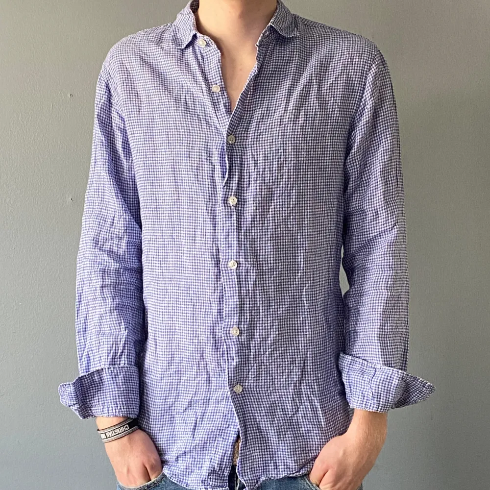 Rutig skjorta i bra skick från märket MONOPRIX home 100% linne 🙌han på bilden är 182, tveka inte att kontakta vid eventuella frågor . Skjortor.