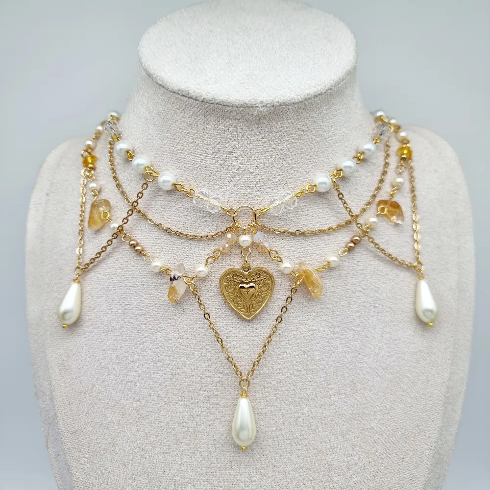 Handgjort unik  halsband och exklusiv design🖤Följ :@ekjewelryofficial🤲  🔗⛓️Material- trumlade stenar,kristall, rostfritt stål,zinklegeringar och pärlor. Längd: 36-40cm. . Accessoarer.
