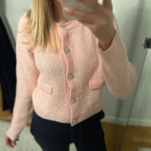 Kofta - Säljer denhär superfina ljusrosa koftan med silver detaljer från hm då den tyvärr inte har kommit till någon användning💗 Storlek 158/164 men sitter som XS/S❣️ Nyskick😊 Nypris 300 jag säljer för 150🤗