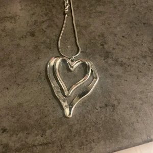 Halsband  - Nytt nickelfritt hjärt halsband 