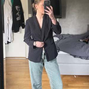 Randig kavaj - Mörkblå randig kavaj i fint skick, köpt second hand. Kortare i armarna med en knapp🥰✨