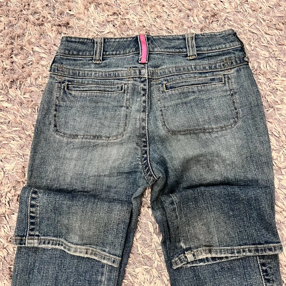 Bootcut Jeans i Lowrise modell💗 Innerbensmåttet är 84 cm och midjemåttet 36 cm. Modellen är 158cm.   Dragkedjan saknas.  Frågor och funderingar är varmt välkomna 😇   S7 116. Jeans & Byxor.