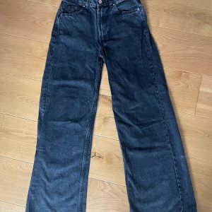 Svarta högmidjade jeans - Använda ett flertal gånger. Mycket bra skick. 