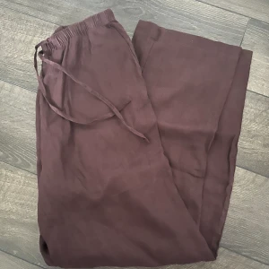 Bruna linnebyxor - Från H&M. Prislapp kvar. Sitter som S. 