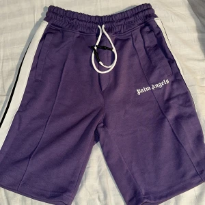 Palm Angels Shorts - Säljer dessa snygga shortsen till dem som vill sticka ut lite i mängden under sommaren! A- kvalite!