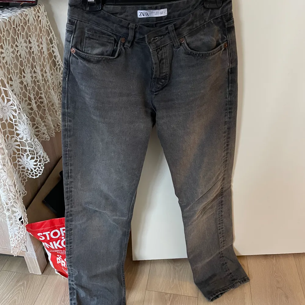 ett par gråa jeans från zara. Jeans & Byxor.
