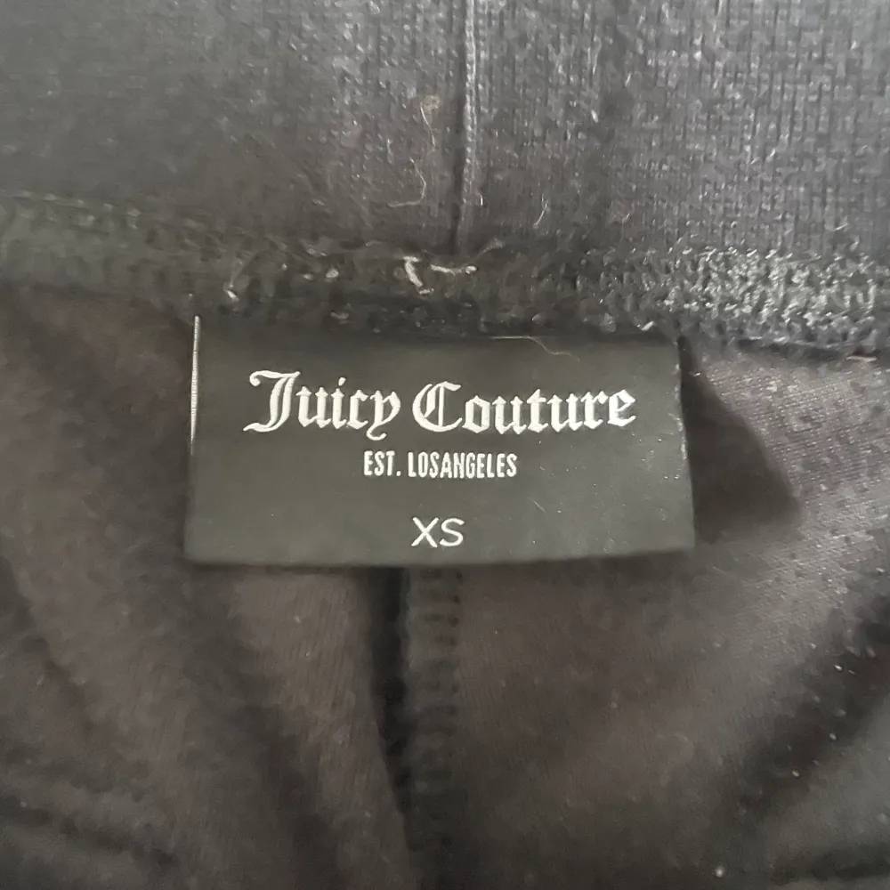 Säljer mina Juicy Couture byxor då de tyvärr inte kommer till användning längre. De är i bra skick och har använts fåtal gånger. Är i storlek XS men passar mig som bär S. . Jeans & Byxor.