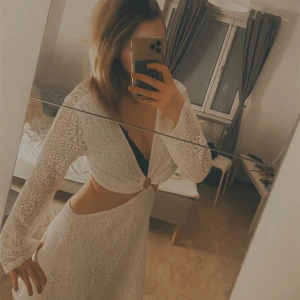 Cut-out lace sommarklänning  - En vit sommarklänning ifrån H&M, aldrig använd förutom på bild. 