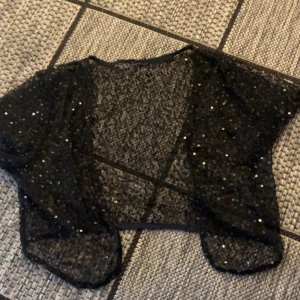 Glittrig bolero - Supersnygg bolero som är perfekt till fest. Storlek XS-S