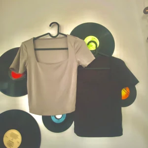 T-shirt  - Säljer dessa två populär t-shirts i färgerna grå och svart. Jätte fin och perfekt material, nästan som SKIMS. De är absolut inte genomskinliga och är tjocka och jätte bekväm🤎🤩