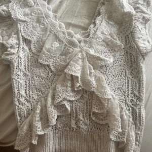 Zara topp - Säljer denna jätte fina och trendiga topp från zara💘 Är strl L men sitter som S.