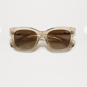 Chimi 07 - Säljer mina supersnygga chimis i modellen 07 och färgen ecru 💗 De köptes för 1350 kr och är knappt använda! Fodral och oöppnad putsduk ingår 🫶Perfekta till sommaren ☀️💗