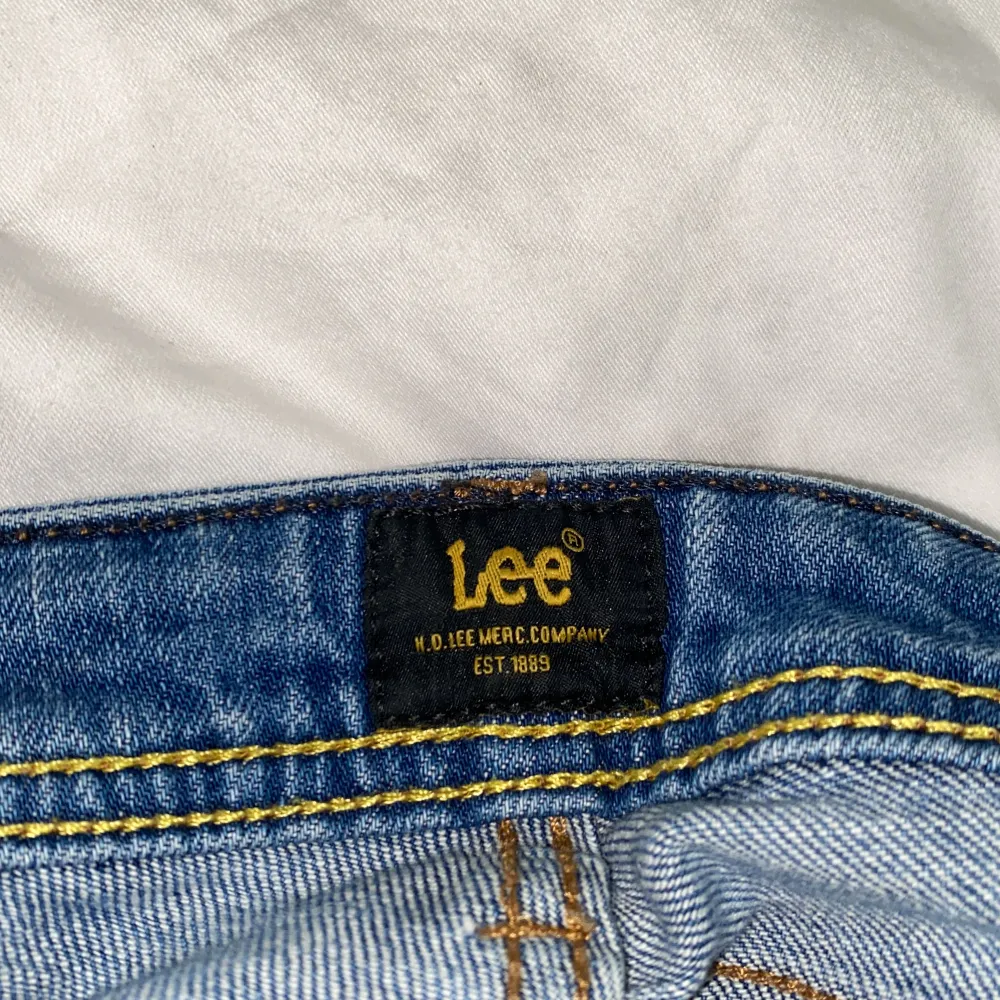 Jeansbuxor från Lee. Litet hål vid bakfickan som sytts ihop med annat tyg.   Gratis, köparen står däremot för frakt.. Jeans & Byxor.