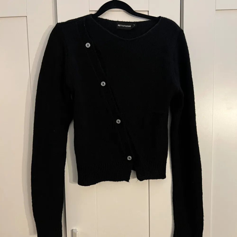 Säljer denna svarta stickade tröjan från Prettylittlething i storlek L. Men tror det är något fel med storleken eftersom jag bär på storleken xs och det passar perfekt för mig. Den är som ny och finns inga defekter. Säljer för 120 kr💗. Stickat.