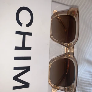 Chimi 04 ecru - Knappt använda glajjor från chimi i färgen ecru och storleken 04.  Köpt för 1200❤️