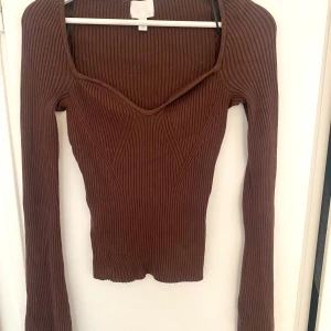 Stickad tröja - Säljer min stickade tröja som är köpt från H&M ☺️ Säljer den på grund av att den inte kommer åt användning, tröjan är i storlek xs men passar lika bra om man bär s 😊💕