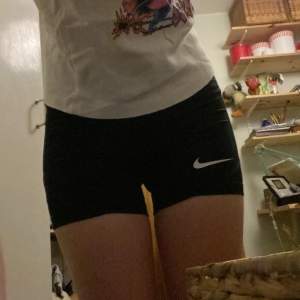 Nike pro shorts som jag har andvänt väldigt fåtal gånger så de är i väldigt bra skick. Man kan använda när man tränar. 